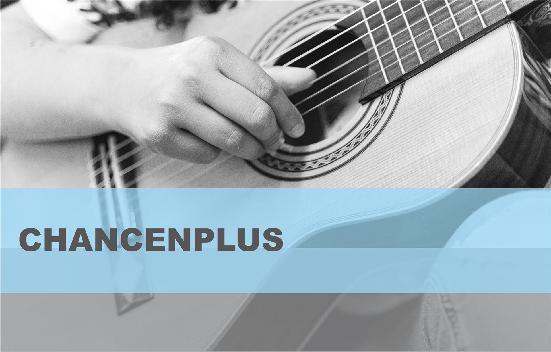 Ein Junge spielt eine Gitarre, seine Hand ist zu sehen. 