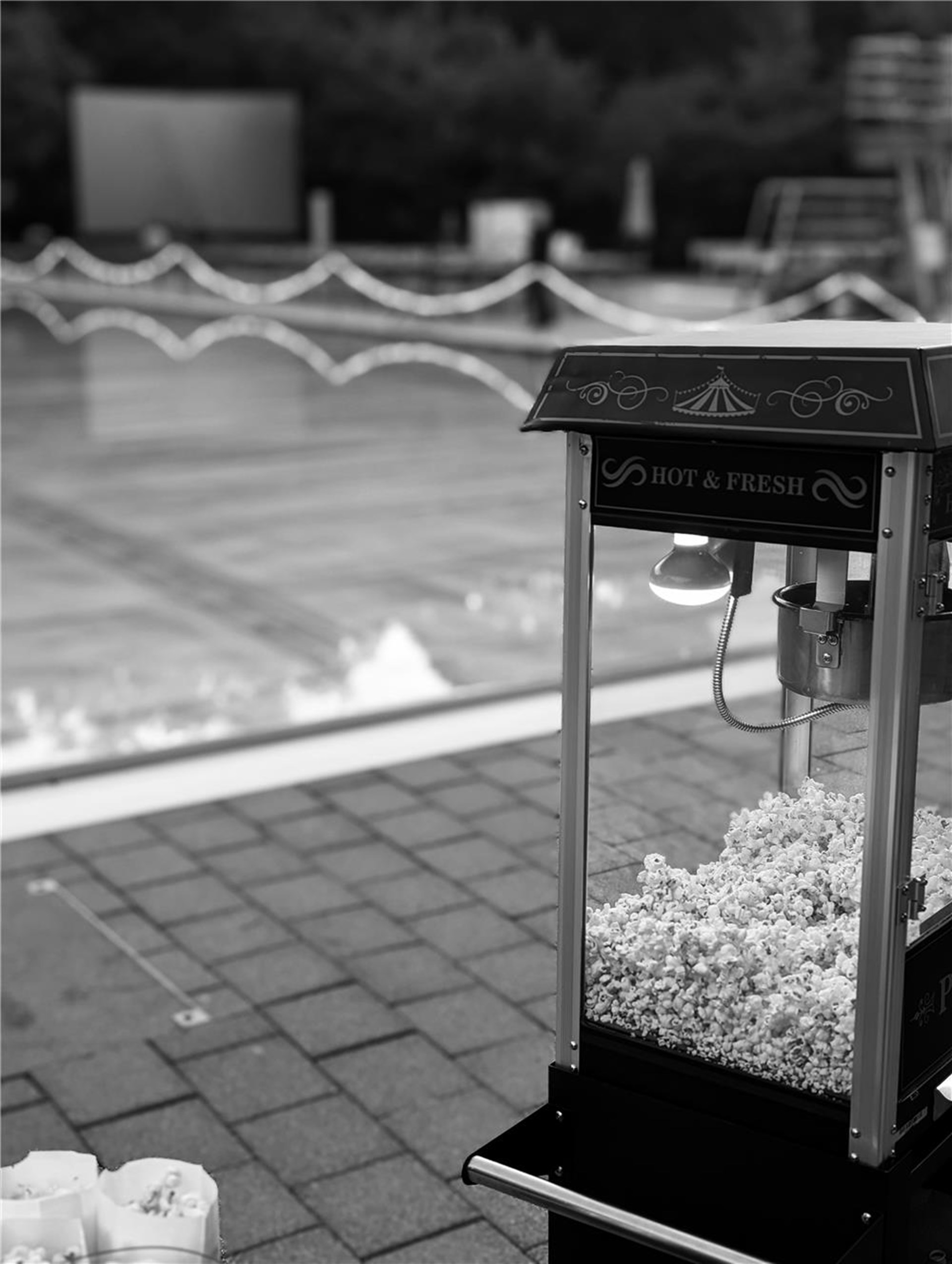 Popcornmaschine vor einem Schwimmbecken