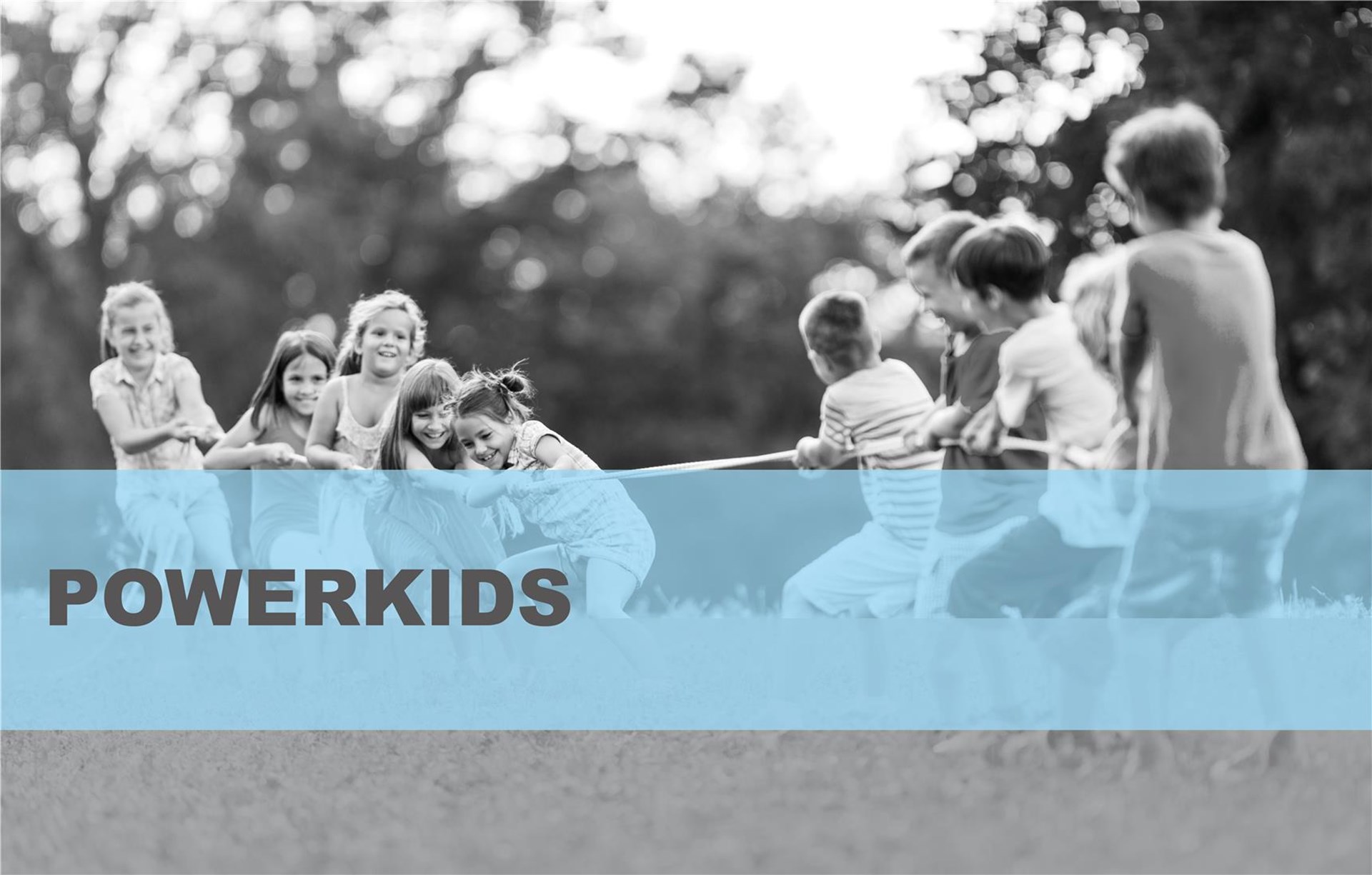 Jungen und Mädchen spielen Tauziehen