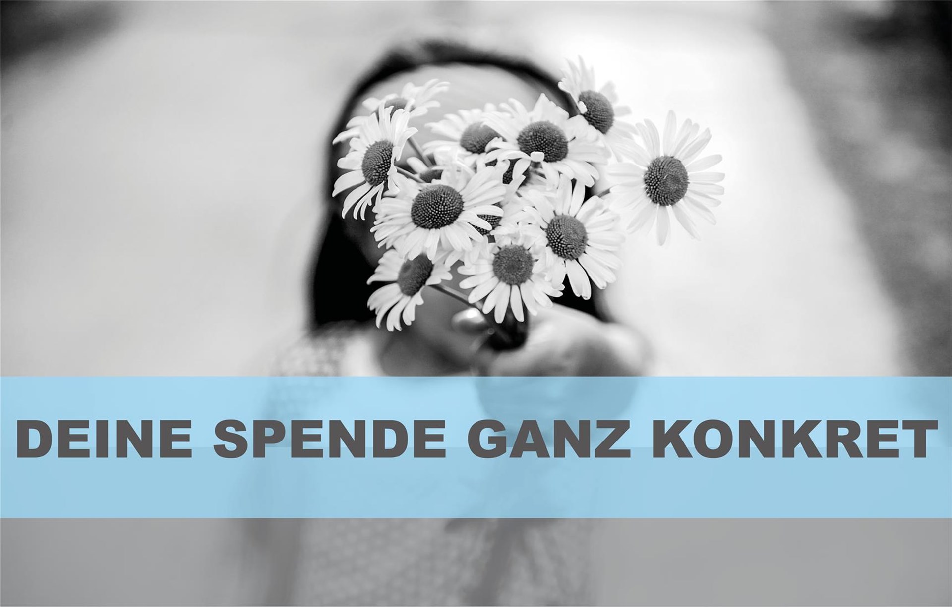 Ein Mädchen hält einen Strauß Margariten (Blumen) in der Hand und streckt nach vorne, sodass der Fokus auf den Blumen liegt. 