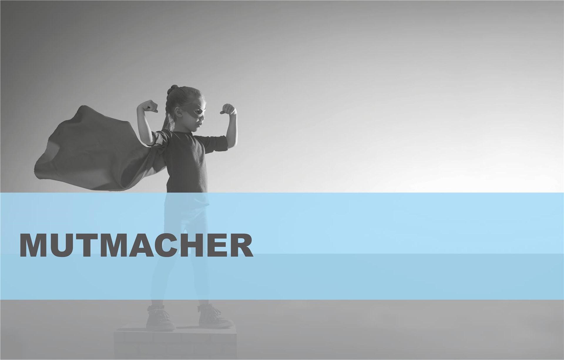 Ein Mädchen in einem Superheldinnenkostüm ist von der Seite zu sehen. Sie reckt ihre Arme und zeigt, wie stark sie ist. 